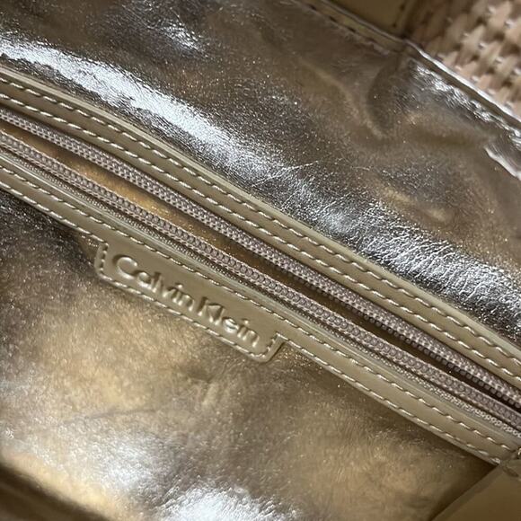 CALVIN KLEIN STRAW TOTE BRASS EMBELLISHMENTS GOLD INTERIOR - Picture 5 of 8